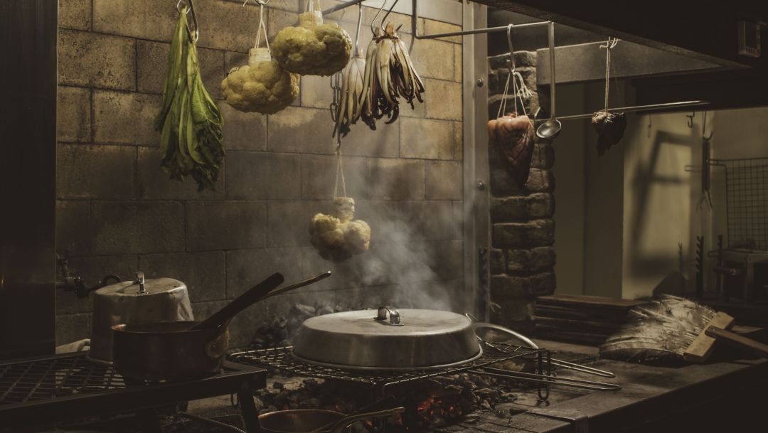 Immagini Stock - Calderone Molto Grande Che Cucina Cibo Durante Il Fuoco, Grandi  Pentole Sul Fuoco Che Si Preparano Durante Il Festival Del Cibo. Vaso  Turistico Appeso Al Fuoco Su Un Treppiede.