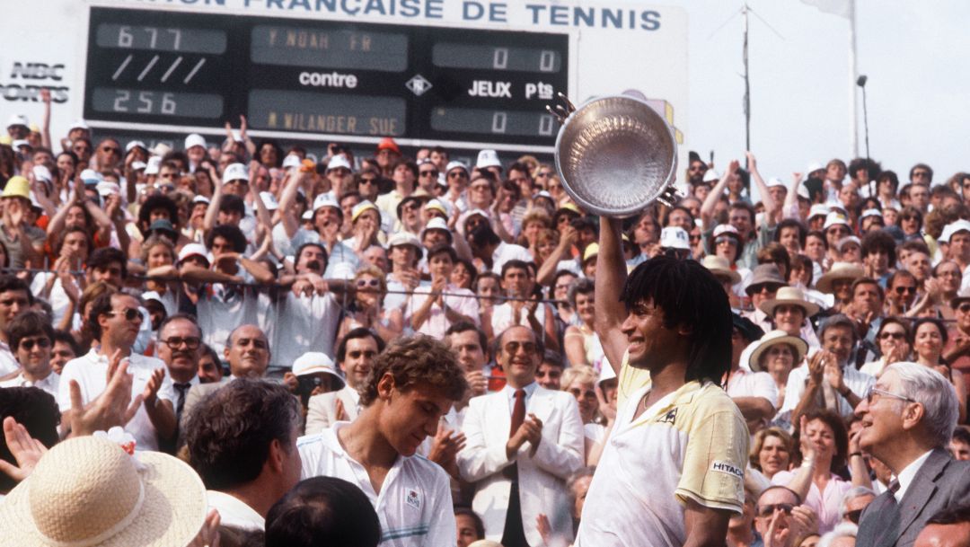 yannick - French Yannick Noah (R) holds his trophy after beating Swede's Mats Wilander (C) and winning the French Tennis Open at the Roland Garros stadium in Paris 05 June 1983. - Fotografo: afp