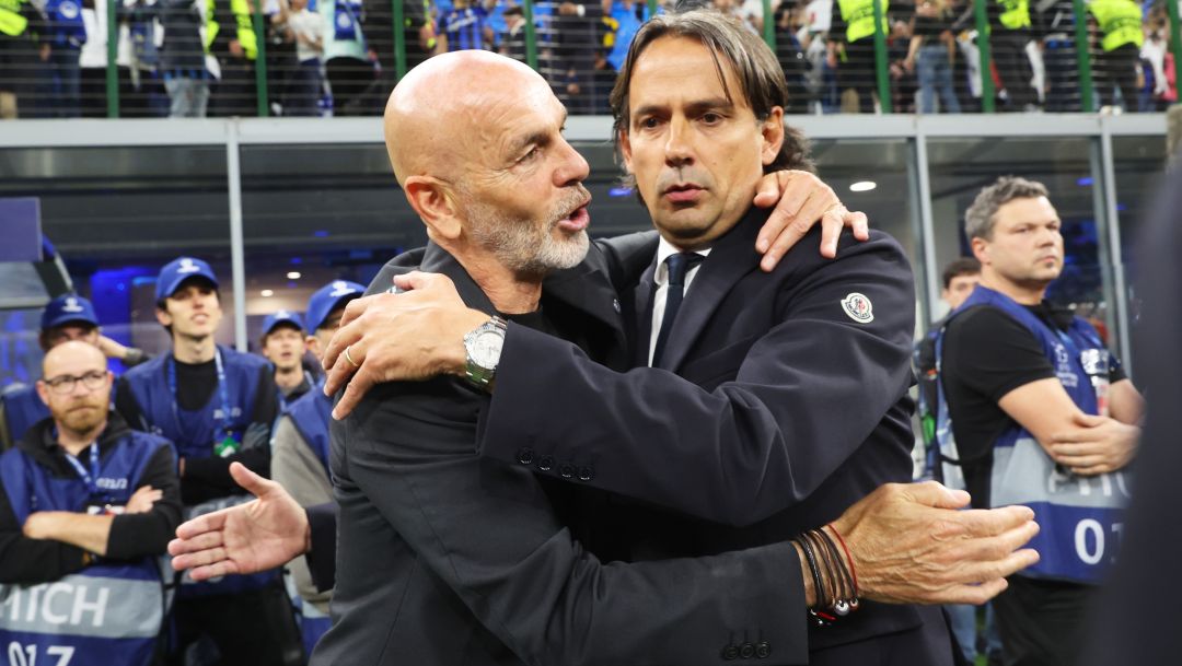 MILAN, ITALY - MAY 16: Stefano Pioli, Head Coach of AC Milan, embraces Simone Inzaghi, Head Coach of FC Internazionale, prior to the UEFA Champions League semi-final second leg match between FC Internazionale and AC Milan at Stadio Giuseppe Meazza on May 16, 2023 in Milan, Italy. (Photo by Alexander Hassenstein/Getty Images)