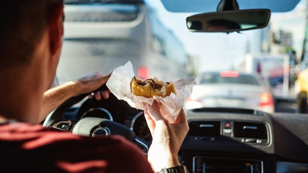 Viaggio in auto: ecco cosa mangiare prima, durante e dopo
