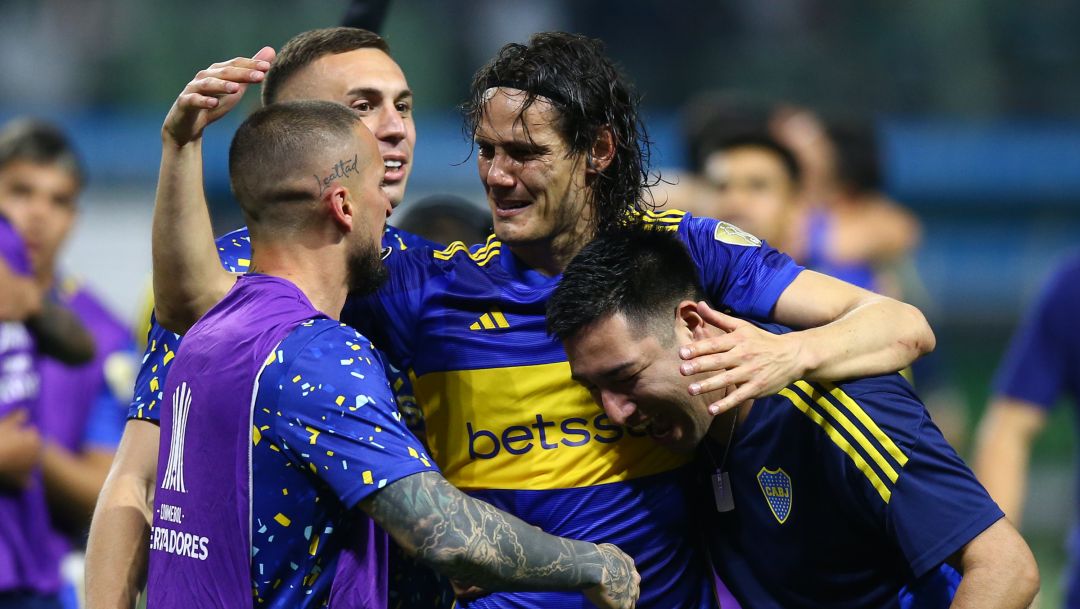SAO PAULO, BRAZIL - OCTOBER 05: Edinson Cavani of Boca Juniors celebrates with teammates after winning in the penalty shoot out and advancing to the tournament's final following the Copa CONMEBOL Libertadores 2023 semi-final second leg match between Palmeiras and Boca Juniors at Allianz Parque on October 05, 2023 in Sao Paulo, Brazil. (Photo by Alexandre Schneider/Getty Images) *** BESTPIX ***