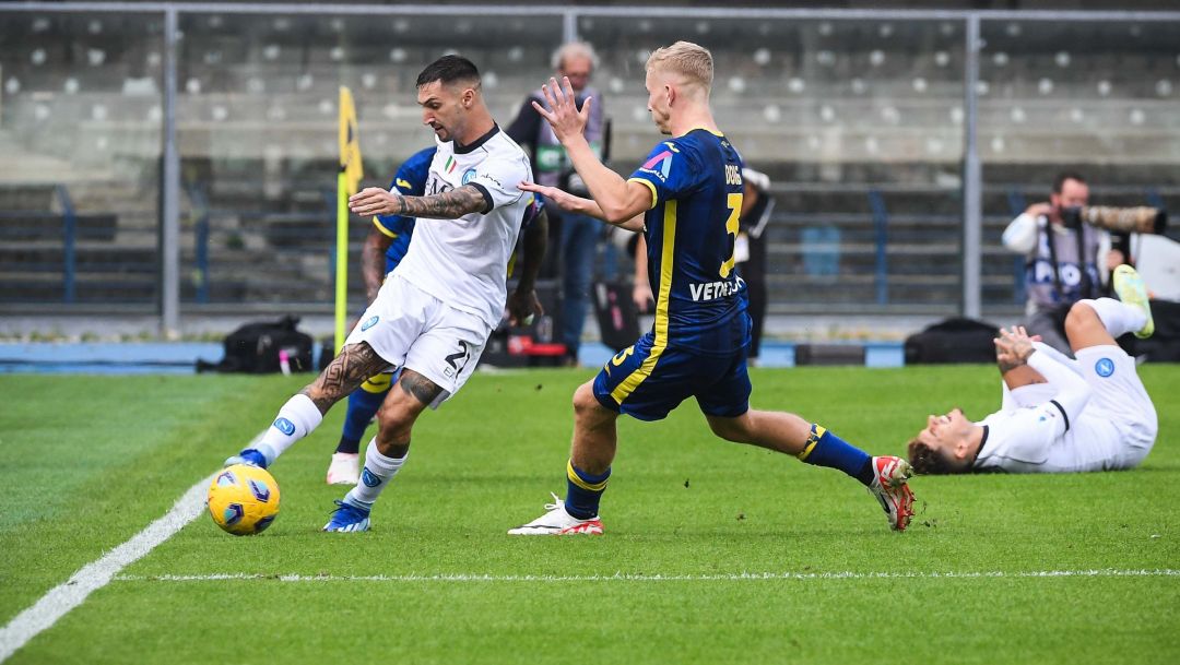 VERONA, ITALY - OCTOBER 21: Matteo Politano of Napoli during the Serie A TIM match between Hellas Verona FC and SSC Napoli at Stadio Marcantonio Bentegodi on October 21, 2023 in Verona, Italy. (Photo by SSC NAPOLI/SSC NAPOLI via Getty Images)