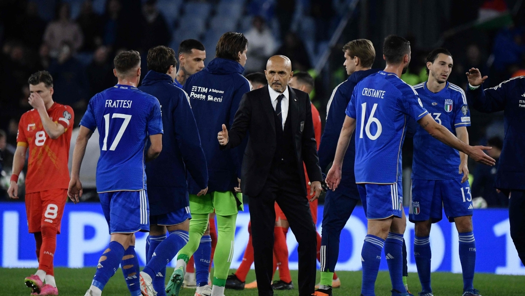 Italy's coach Luciano Spalletti greets players at the end of the UEFA Euro 2024 qualifying Group C football match between Italy and North Macedonia at the Olympic Stadium in Rome on November 17, 2023. (Photo by Filippo MONTEFORTE / AFP)