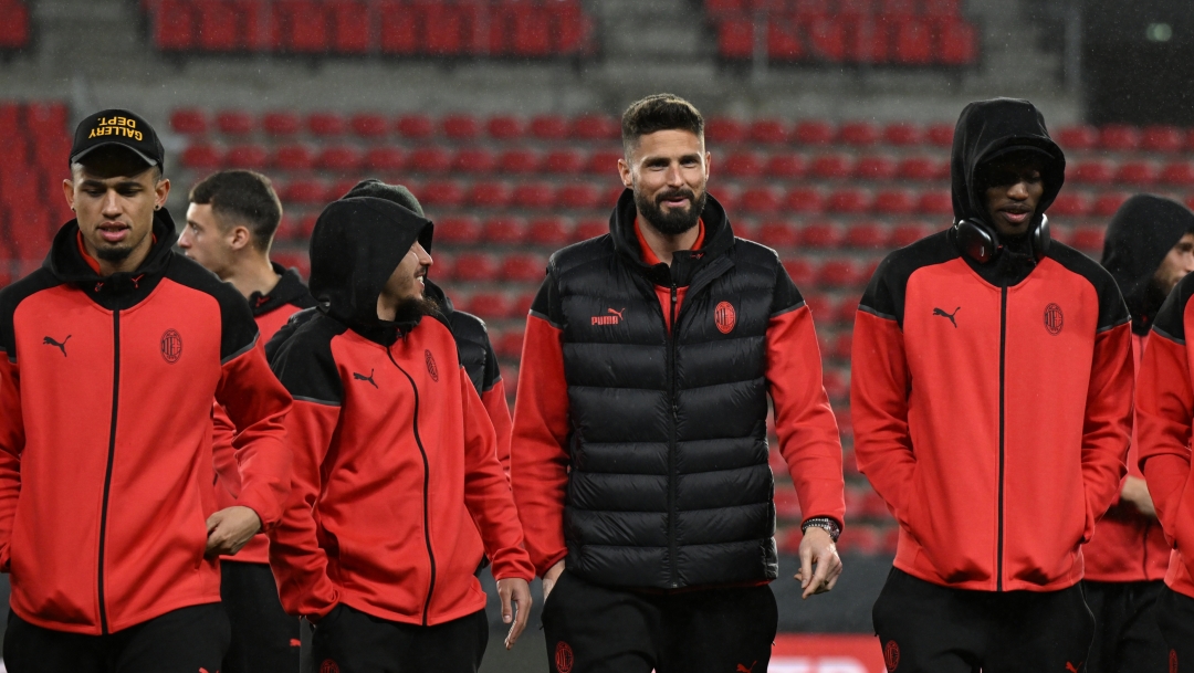 RENNES, FRANCE - FEBRUARY 21: Ismael Bennacer and Olivier Giroud of AC Milan look on during pitch inspection before the UEFA Europa League 2023/24 round of 16 second leg match between Stade Rennais FC and AC Milan at Roazhon Park on February 21,  (Photo by Claudio Villa/AC Milan via Getty Images)