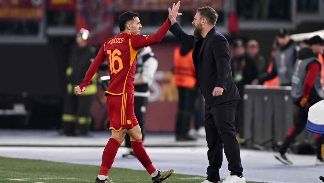 ROME, ITALY - MARCH 07: Leandro Paredes of AS Roma celebrates with Daniele De Rossi, Head Coach of AS Roma, after  Bryan Cristante of AS Roma (not pictured) scores his team's fourth goal during the UEFA Europa League 2023/24 round of 16 first leg match between AS Roma and Brighton & Hove Albion at Stadio Olimpico on March 07, 2024 in Rome, Italy. (Photo by Mike Hewitt/Getty Images)