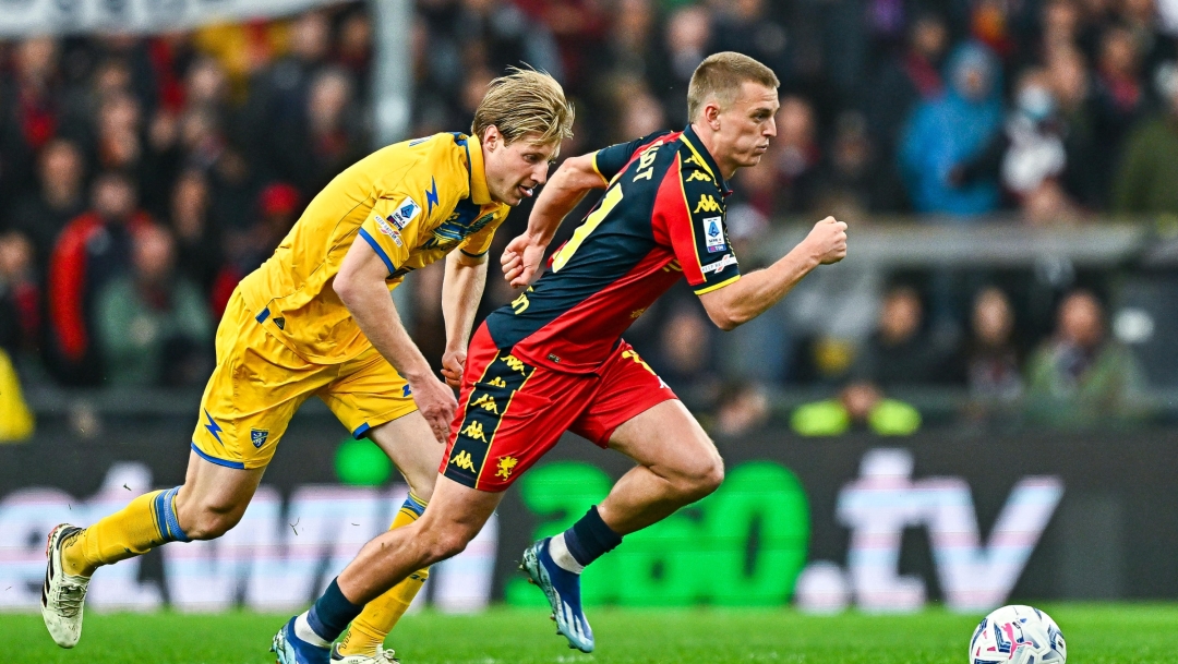 Frosinone's Italian midfielder Marco Brescianini (left) and Genoas Icelander forward Albert Gudmundsson during the Italian Serie A soccer match Genoa Cfc vs Frosinone Calcio at Luigi Ferraris stadium in Genoa, Italy, 30 March 2024. ANSA/STRINGER