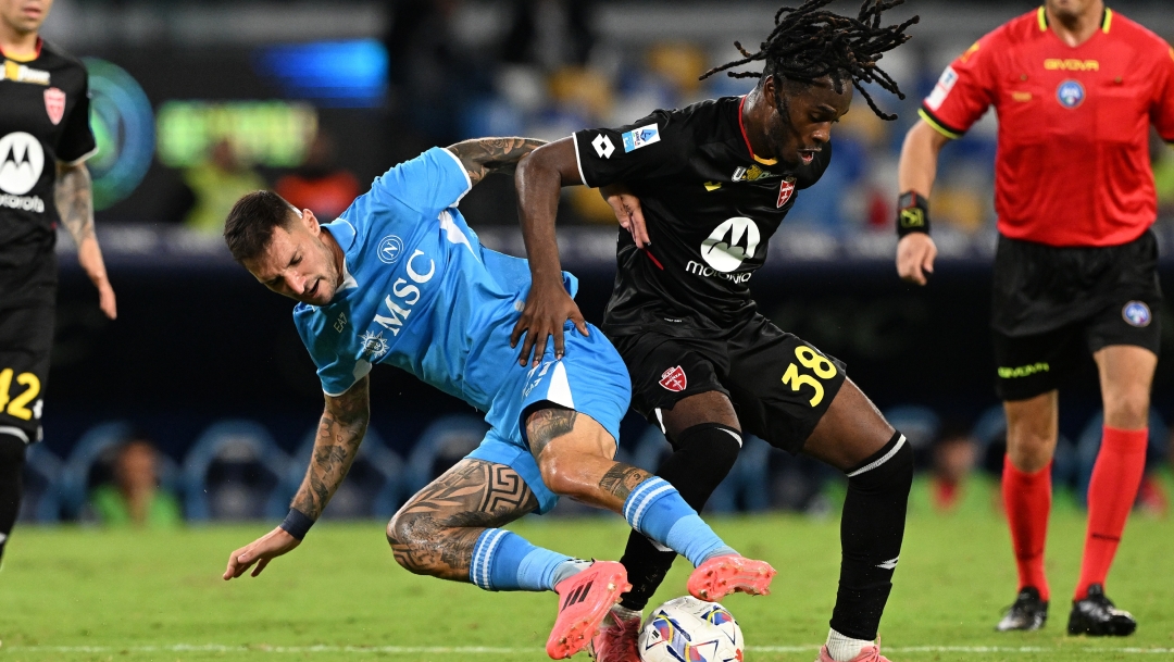 NAPLES, ITALY - SEPTEMBER 29: Matteo Politano of SSC Napoli battles for possession with Warren Bondo of Monza during the Serie A match between Napoli and Monza at Stadio Diego Armando Maradona on September 29, 2024 in Naples, Italy. (Photo by Francesco Pecoraro/Getty Images)