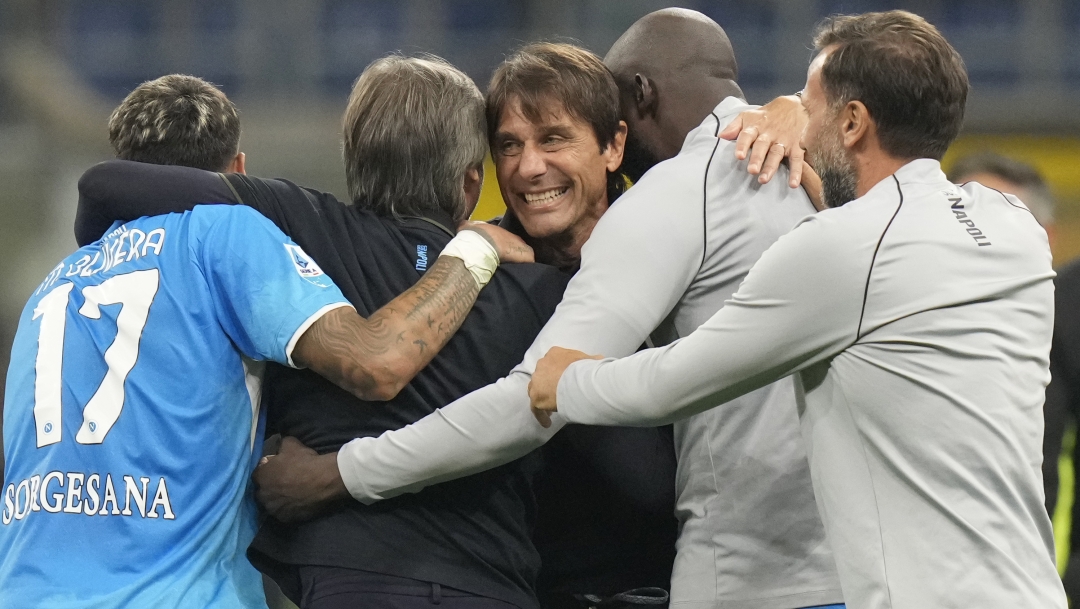 Napoli's head coach Antonio Conte, centre, greets his players at the end of the Serie A soccer match between AC Milan and Napoli at the San Siro stadium, in Milan, Italy, Tuesday, Oct. 29, 2024. (AP Photo/Luca Bruno)