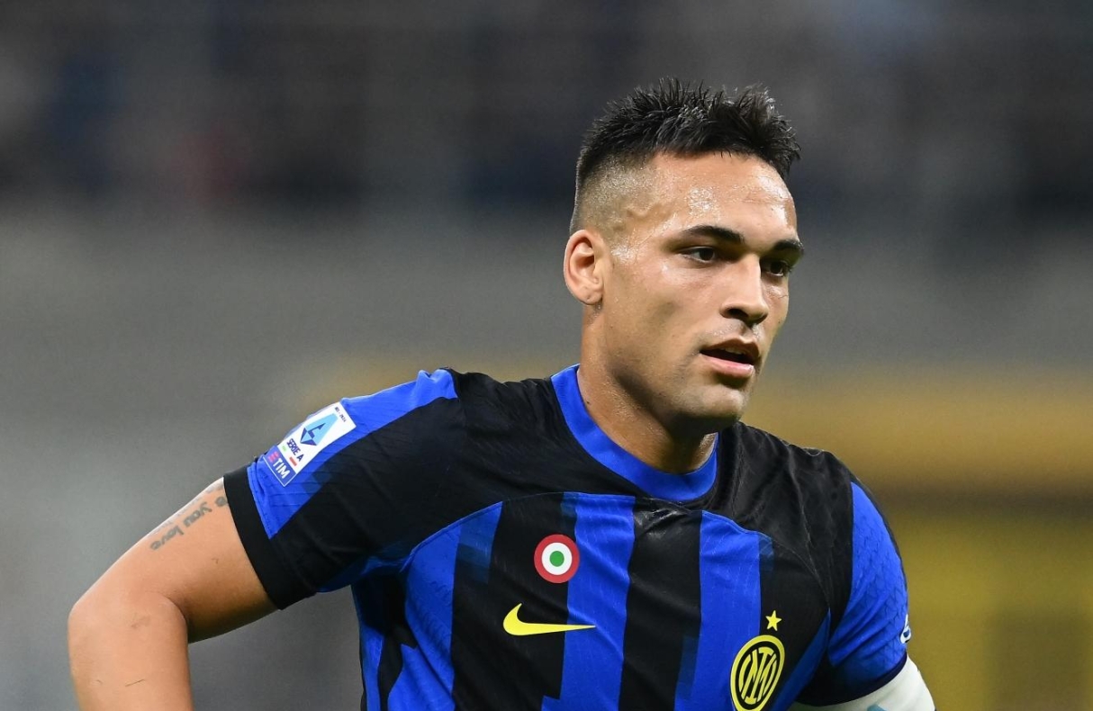 MILAN, ITALY - SEPTEMBER 27: Lautaro Martinez of FC Internazionale, in action, looks on during the Serie A TIM match between FC Internazionale and US Sassuolo at Stadio Giuseppe Meazza on September 27, 2023 in Milan, Italy. (Photo by Mattia Pistoia - Inter/Inter via Getty Images)