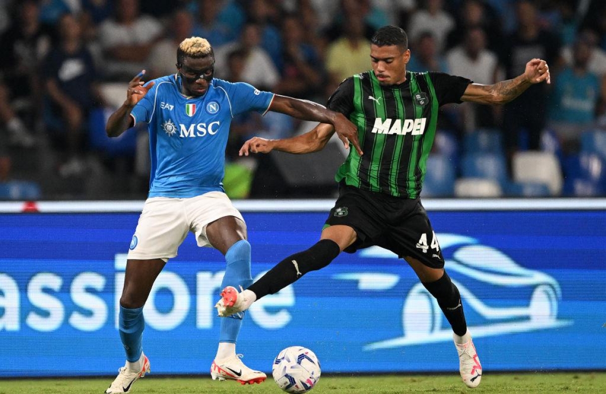 NAPLES, ITALY - AUGUST 27: Victor Osimhen of SSC Napoli battles for possession with Ruan Tressoldi of US Sassuolo during the Serie A TIM match between SSC Napoli and US Sassuolo at Stadio Diego Armando Maradona on August 27, 2023 in Naples, Italy. (Photo by Francesco Pecoraro/Getty Images)