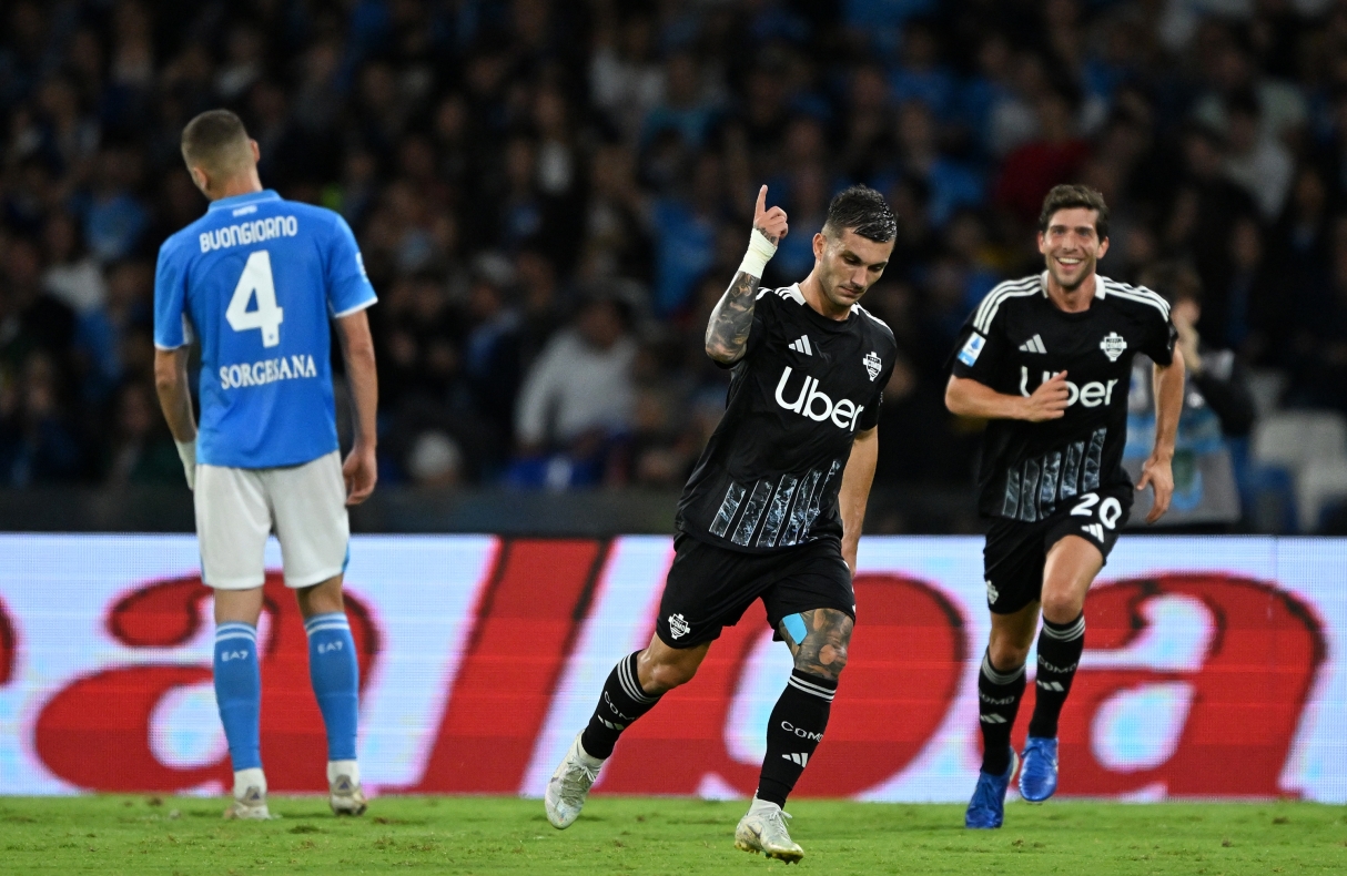 NAPLES, ITALY - OCTOBER 04: Gabriel Strefezza of Como celebrates after scoring his side's first goal during the Serie A match between Napoli and Como at Stadio Diego Armando Maradona on October 04, 2024 in Naples, Italy. (Photo by Francesco Pecoraro/Getty Images)