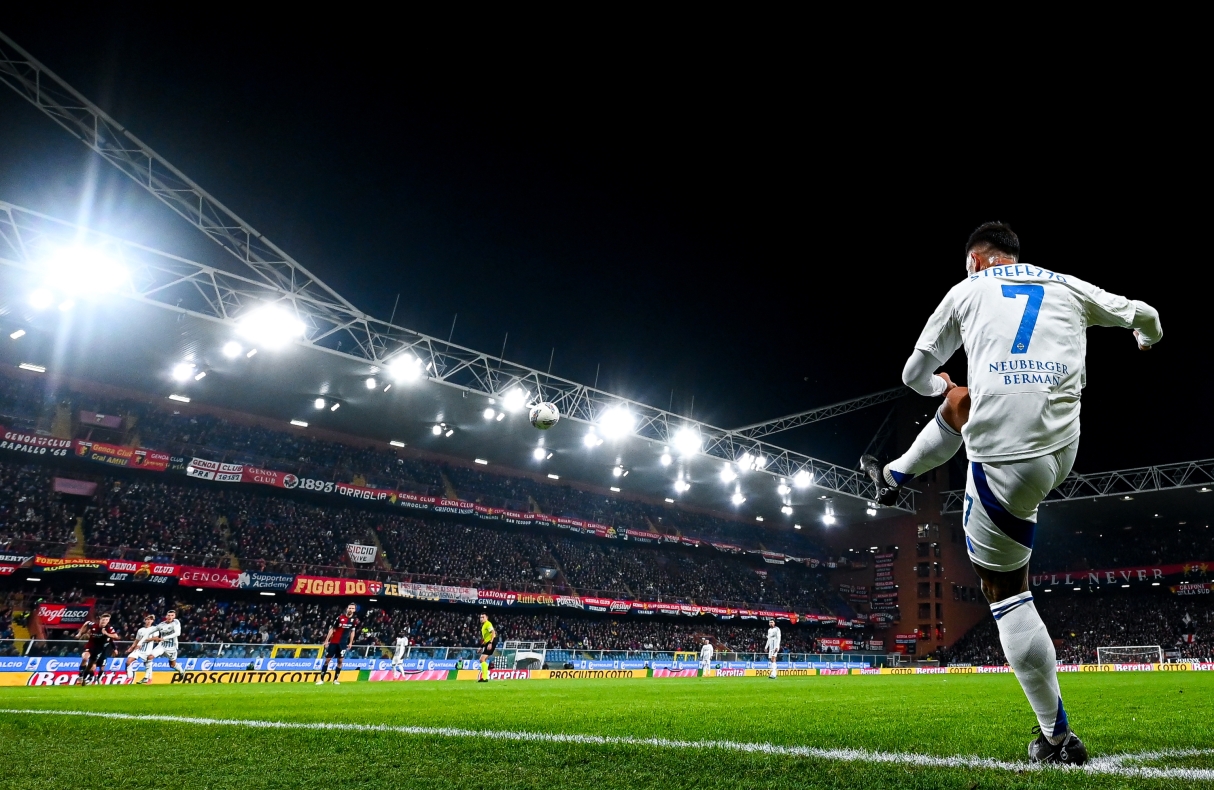 GENOA, ITALY - NOVEMBER 7: Gabriel Strefezza of Como takes a corner-kick during the Serie A match between Genoa and Como at Stadio Luigi Ferraris on November 7, 2024 in Genoa, Italy. (Photo by Simone Arveda/Getty Images)