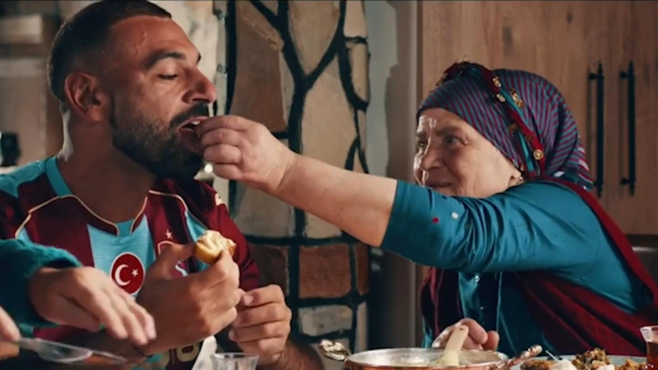 Salah, il Trabzonspor lo presenta con un film! L'ex Roma pranza con una famiglia turca