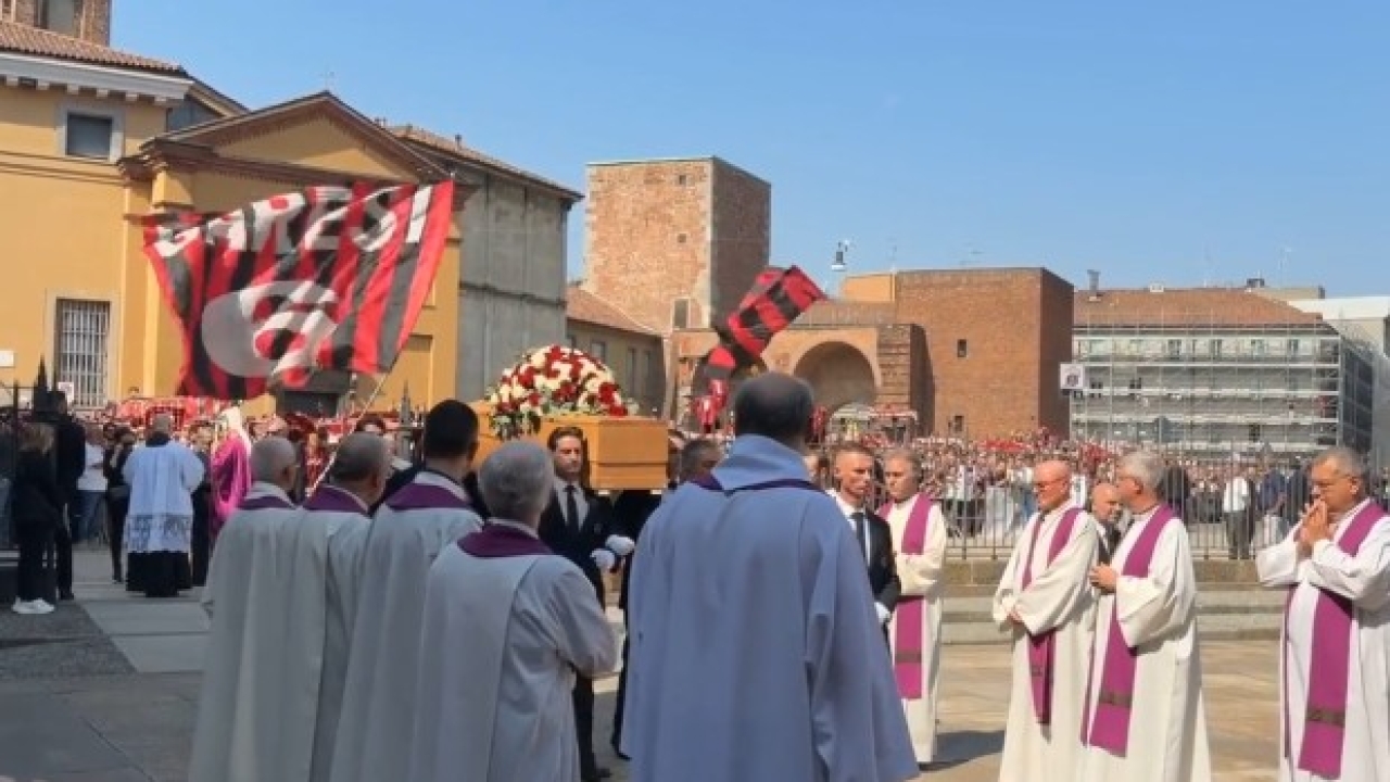l8217arrivo del feretro di baresi commuove milano i tifosi cantano you ll never walk alone da Video.gazzetta.it l8217arrivo del feretro di baresi commuove milano i tifosi cantano you ll never walk alone