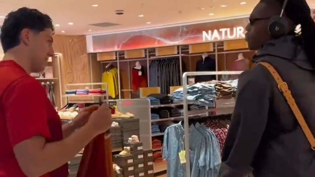 Milan, guarda Leao: gli chiedono di firmare una maglia del Galatasaray e reagisce così