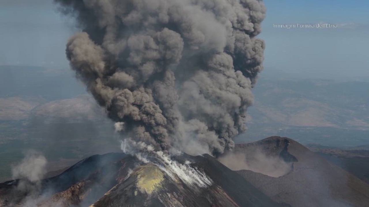 eruzione etna il vulcano non si placa immagini spettacolari da Video.gazzetta.it eruzione etna il vulcano non si placa immagini spettacolari