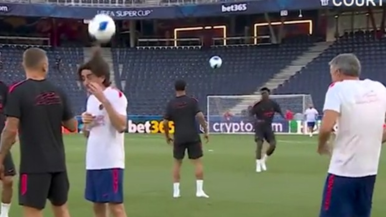 Luis Enrique colpisce il suo vice con un pallone: la scena è comica
