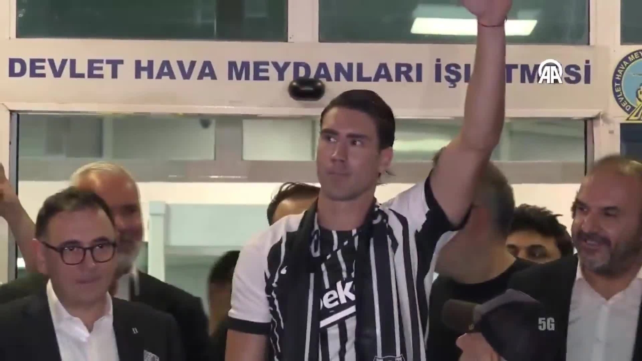 Vlahovic arriva al Besiktas e succede questo: tifosi in delirio a Istanbul