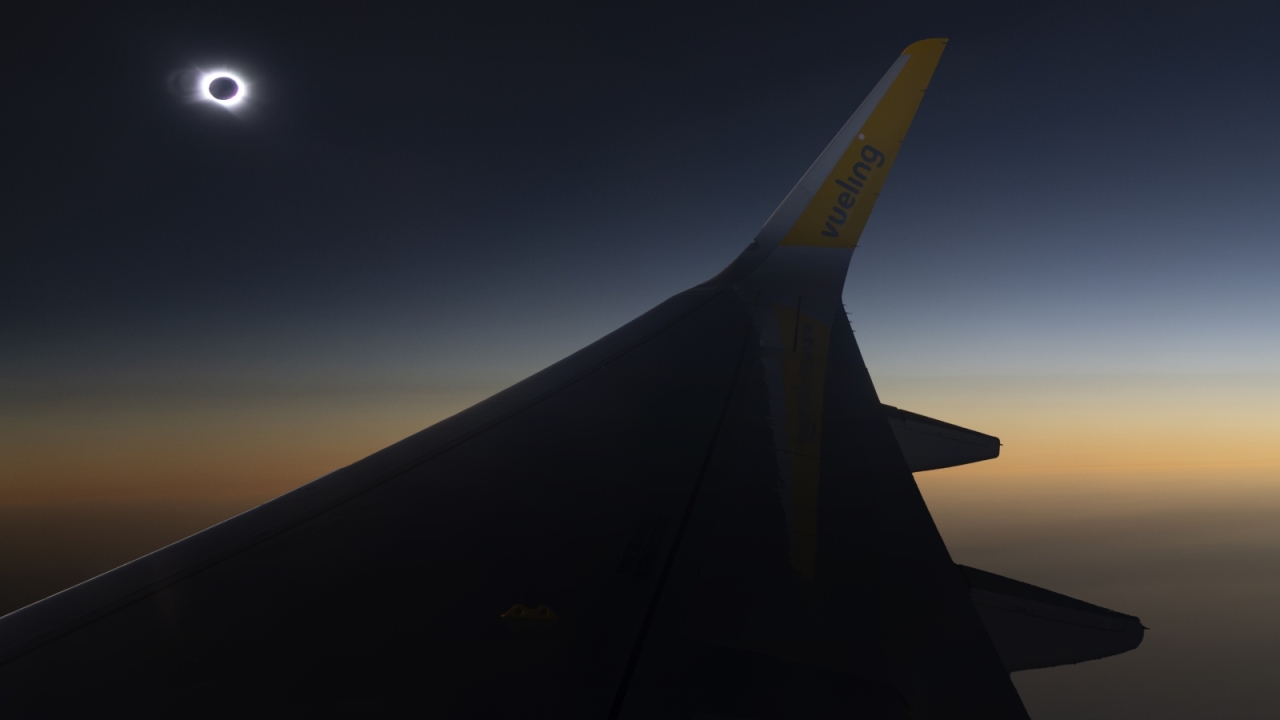 L'eclissi di sole vista dall'aereo a 10.000 metri di quota