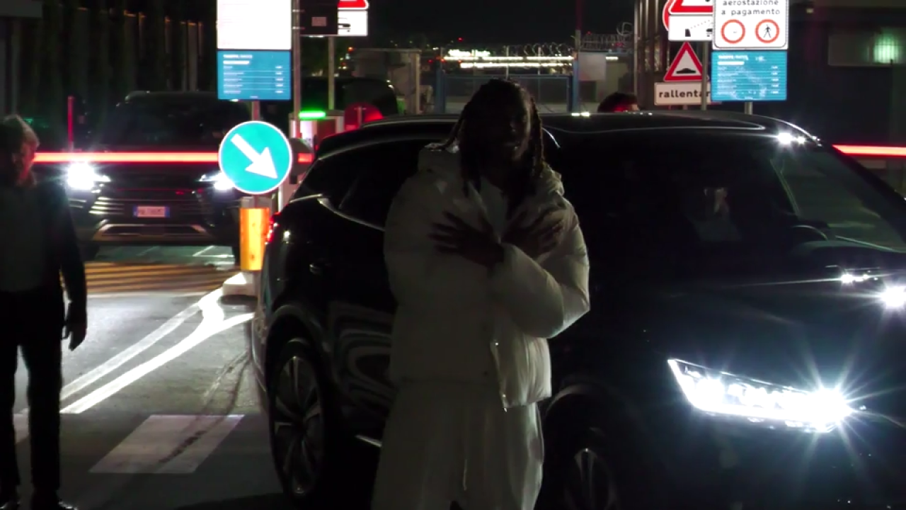 forza inter spence 232 arrivato a milano guarda il video del suo saluto ai tifosi da Video.gazzetta.it forza inter spence 232 arrivato a milano guarda il video del suo saluto ai tifosi