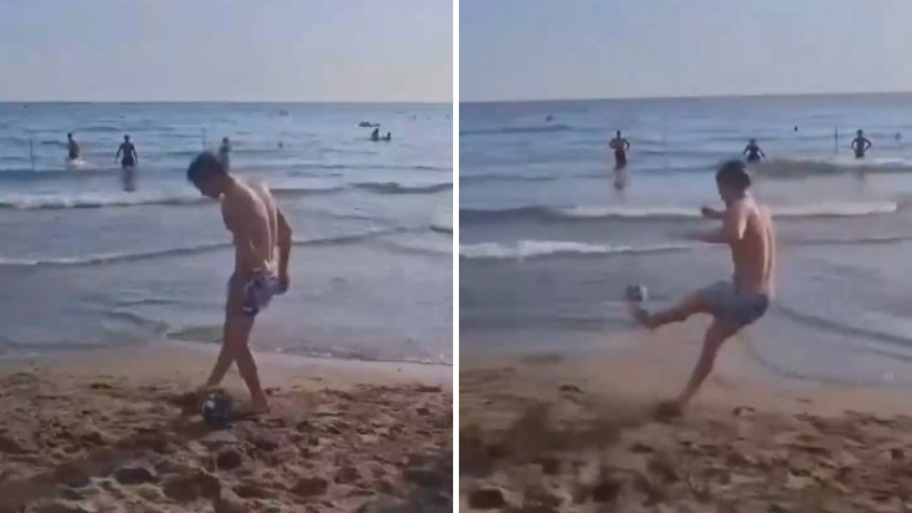 Mastantuono al mare: i bambini lo riconoscono, lui gioca a calcio con loro