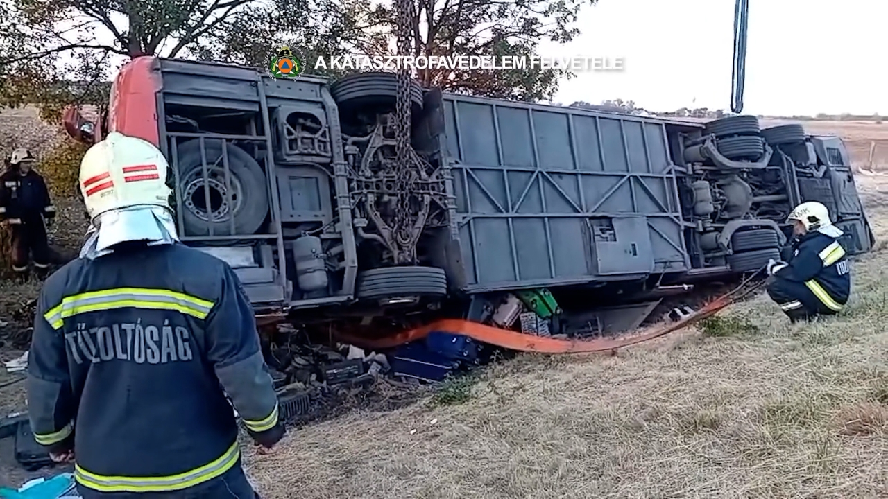 Tragedia in Ungheria: autobus si ribalta in autostrada, 12 morti. Il video dei soccorsi
