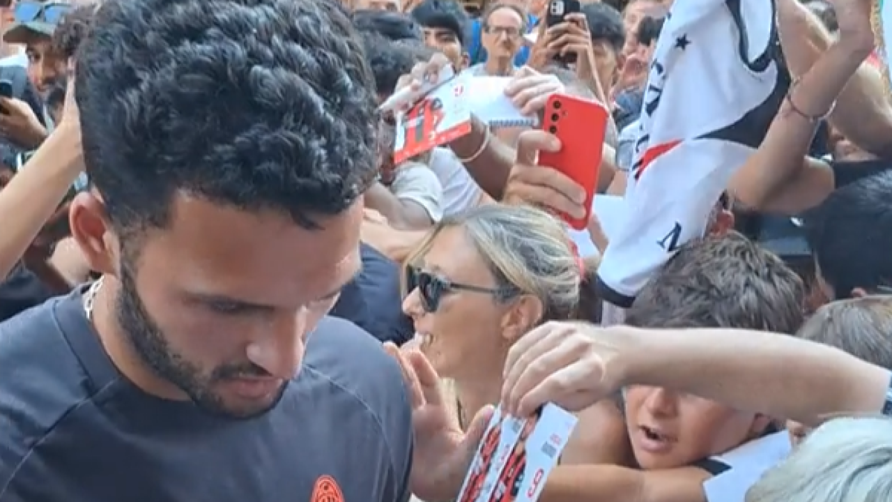 portaci la seconda stella tifosi del milan pazzi di gon231alo ramos da Video.gazzetta.it portaci la seconda stella tifosi del milan pazzi di gon231alo ramos