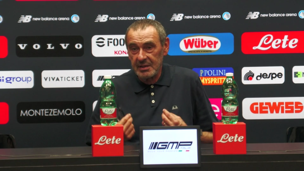 Sarri non ne può più della conferenza, all'ultima domanda sbotta così: "Ho fame"