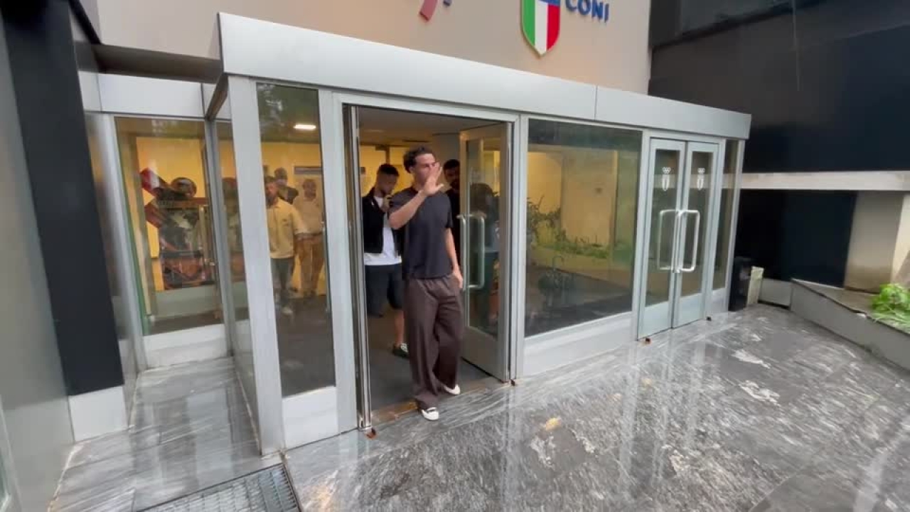 Inter, Curtis Jones alle visite mediche: il saluto ai fotografi davanti al Coni