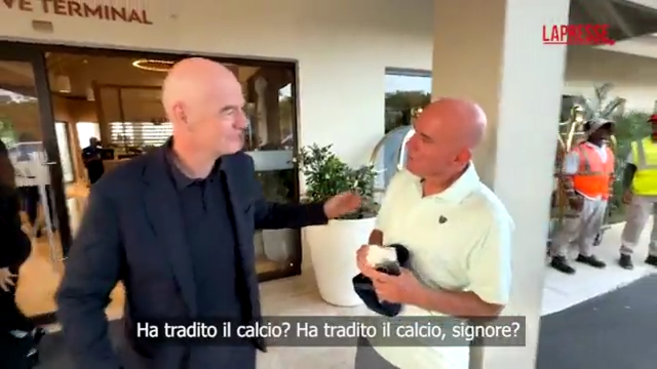 un giornalista calvo lo attacca infantino ironizza bei capelli da Video.gazzetta.it un giornalista calvo lo attacca infantino ironizza bei capelli