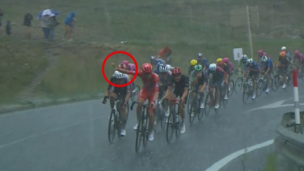 vuelta la grandine travolge la terza tappa pogacar fa fermare tutti e i ciclisti si riparano cos236 da Video.gazzetta.it vuelta la grandine travolge la terza tappa pogacar fa fermare tutti e i ciclisti si riparano cos236