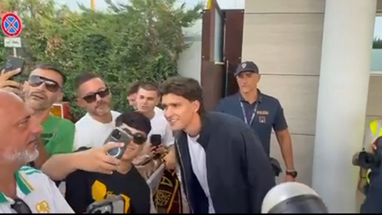 roma ecco balerdi il difensore 232 arrivato in citt224 primi selfie con i tifosi da Video.gazzetta.it roma ecco balerdi il difensore 232 arrivato in citt224 primi selfie con i tifosi