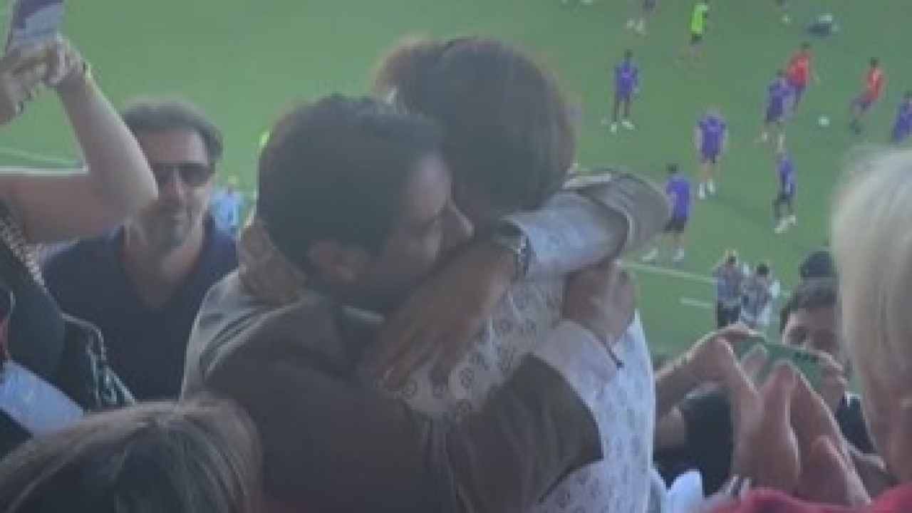 video fiorentina frosinone rui costa e batistuta si ritrovano allo stadio l abbraccio 232 commovente da Video.gazzetta.it video fiorentina frosinone rui costa e batistuta si ritrovano allo stadio l abbraccio 232 commovente