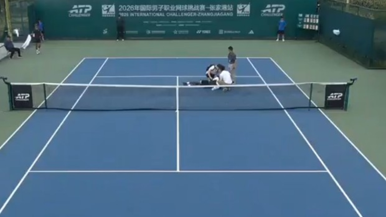attimi di terrore durante un challenger giocatore sviene per il caldo il video da Video.gazzetta.it attimi di terrore durante un challenger giocatore sviene per il caldo il video