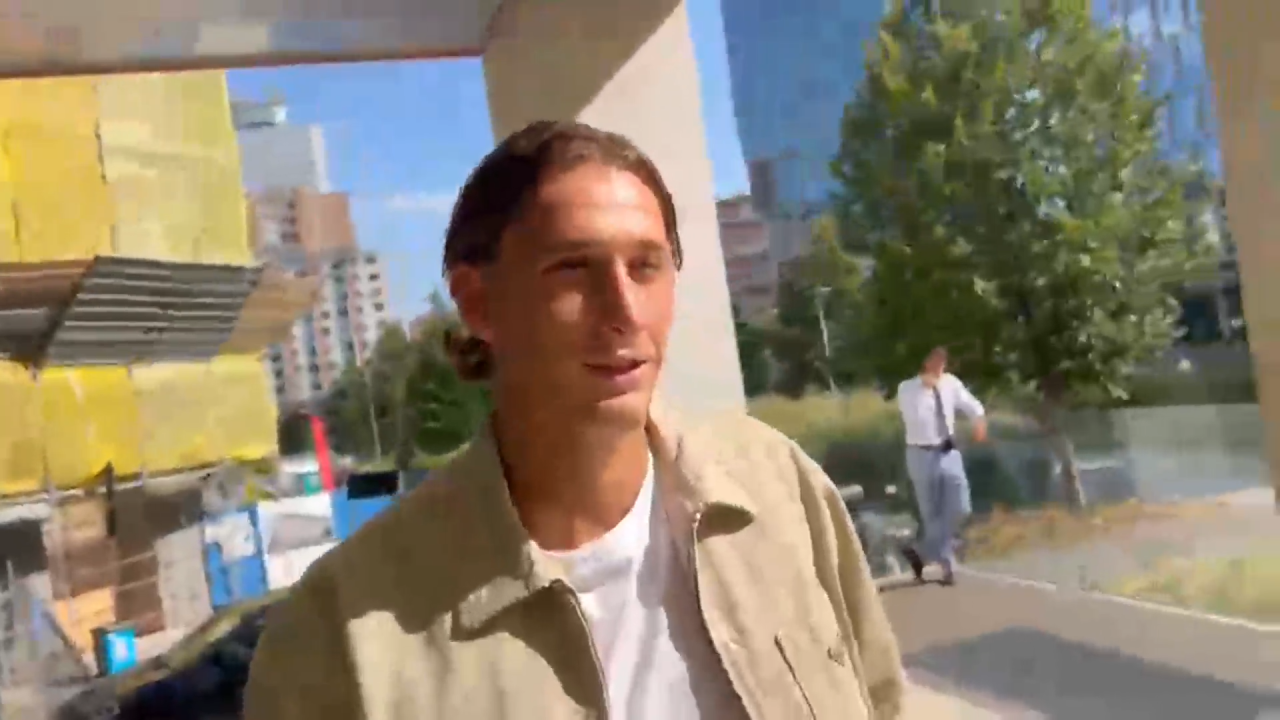 pio esposito rinnova con l inter che sorriso all arrivo in sede da Video.gazzetta.it pio esposito rinnova con l inter che sorriso all arrivo in sede