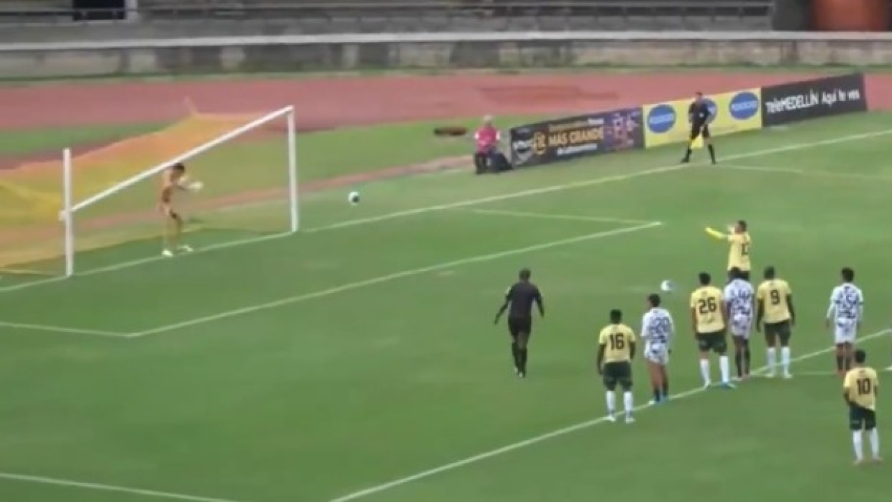 colombia la traversa cade in testa al portiere prima del rigore e i telecronisti se la ridono da Video.gazzetta.it colombia la traversa cade in testa al portiere prima del rigore e i telecronisti se la ridono