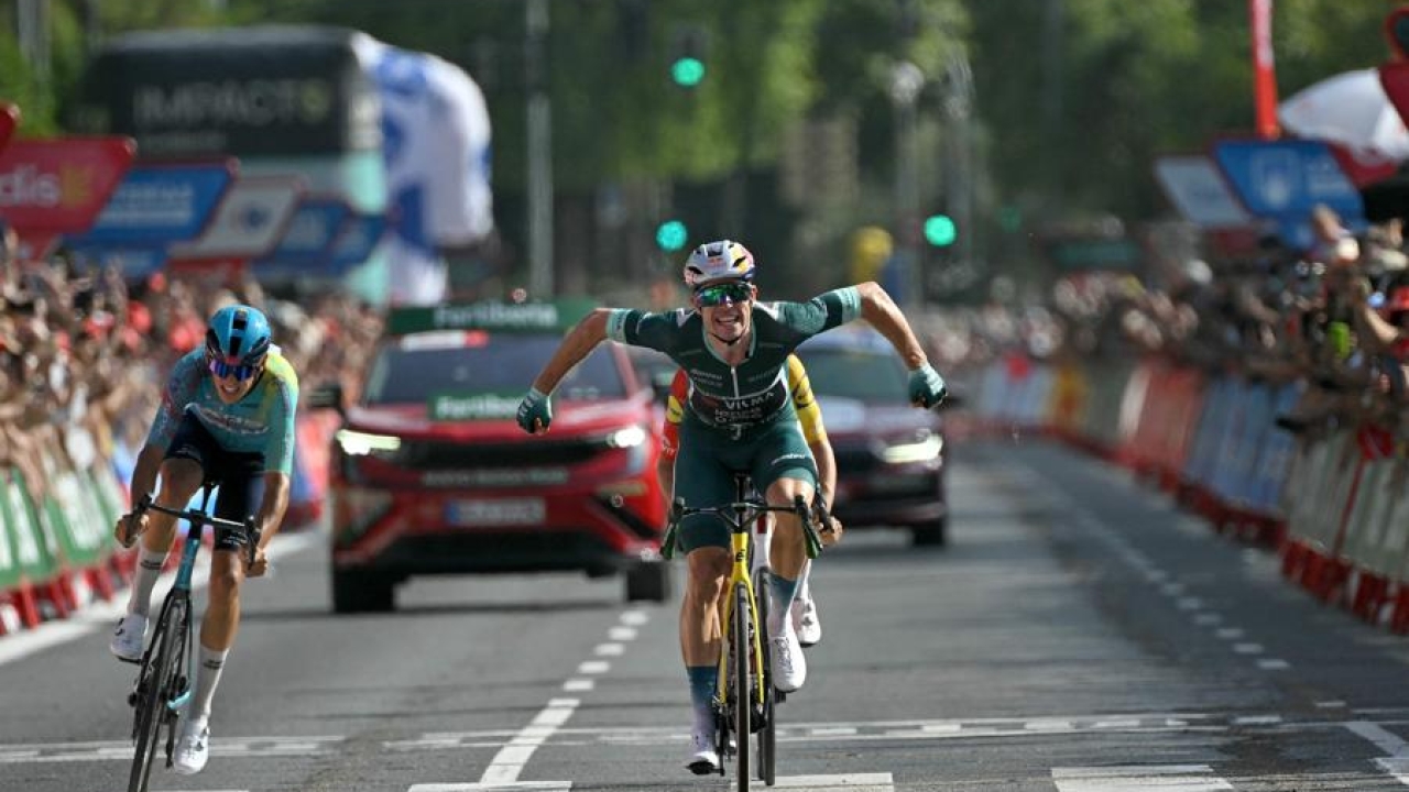 la 15170 tappa della vuelta 232 di van aert volata a tre spettacolare da Video.gazzetta.it la 15170 tappa della vuelta 232 di van aert volata a tre spettacolare