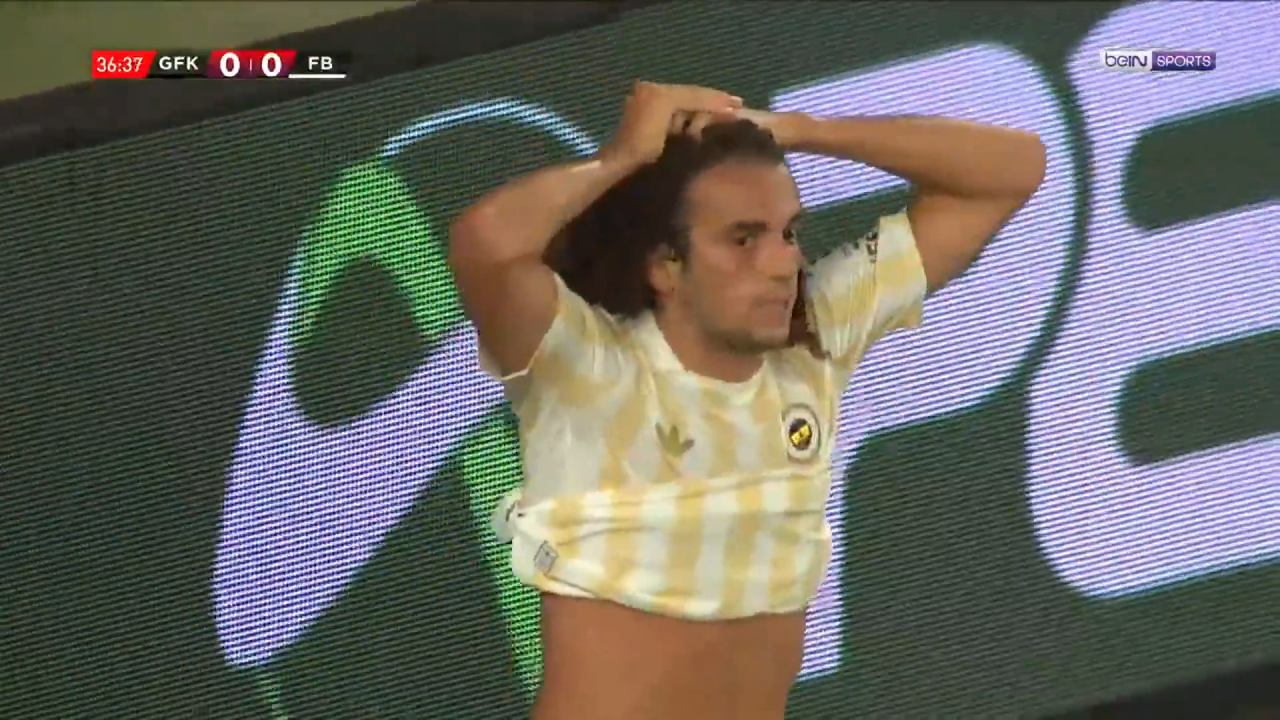 guendouzi come hai fatto a porta vuota sbaglia in modo clamoroso da Video.gazzetta.it guendouzi come hai fatto a porta vuota sbaglia in modo clamoroso