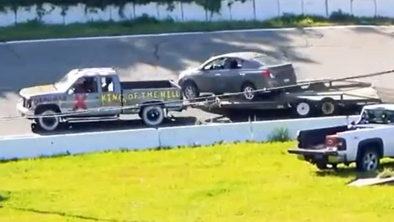 dall8217america la gara pi249 pazza del mondo vince chi parcheggia sul rimorchio in corsa da Video.gazzetta.it dall8217america la gara pi249 pazza del mondo vince chi parcheggia sul rimorchio in corsa