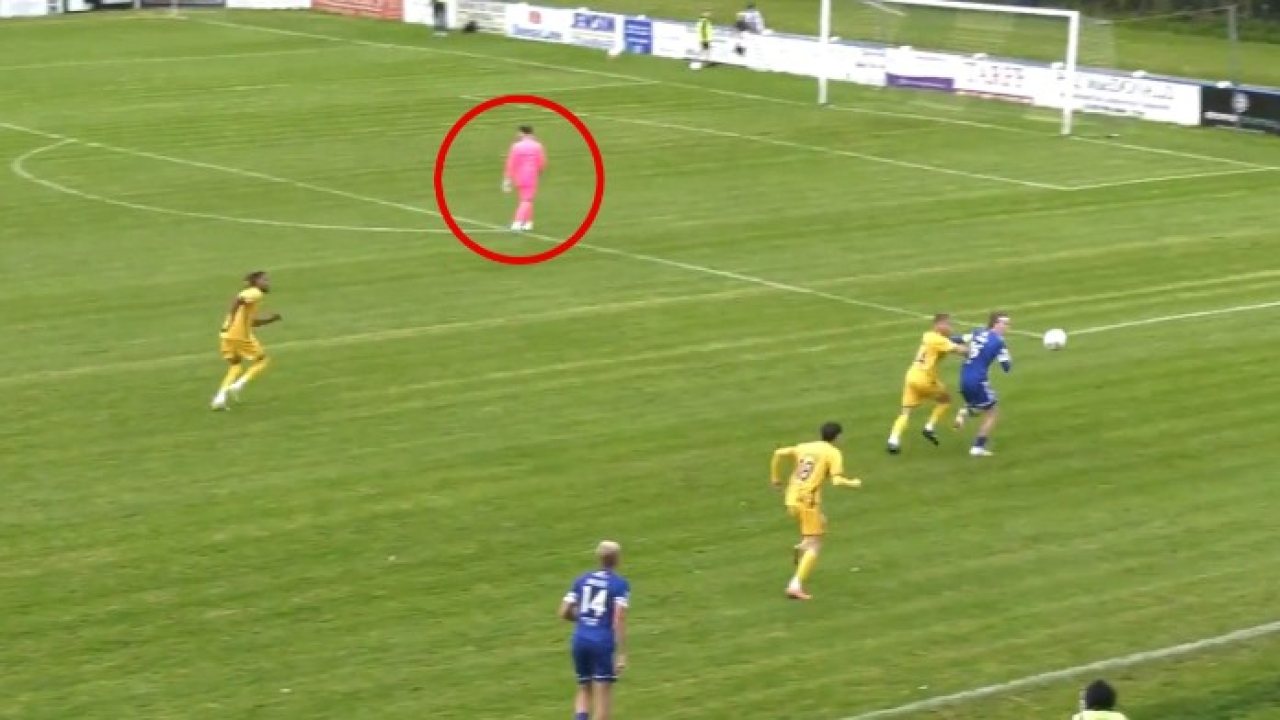 ma cosa fa il portiere esce e si dimentica di rientrare il gol 232 surreale da Video.gazzetta.it ma cosa fa il portiere esce e si dimentica di rientrare il gol 232 surreale