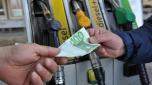 Il prezzo dei carburanti è cresciuto del 15 percento nell'ultimo anno. Ansa