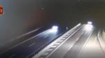 Un veicolo percorre contromano la carreggiata autostradale