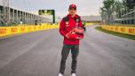 Charles Leclerc, 25 anni, mostra il casco dedicato a Gilles Villeneuve (Twitter Ferrari)