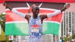 CHICAGO, ILLINOIS - OCTOBER 08: Kelvin Kiptum of Kenya celebrates after winning the 2023 Chicago Marathon professional men's division and setting a world record marathon time of 2:00.35 at Grant Park on October 08, 2023 in Chicago, Illinois.   Michael Reaves/Getty Images/AFP (Photo by Michael Reaves / GETTY IMAGES NORTH AMERICA / Getty Images via AFP)