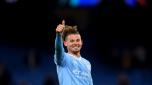 MANCHESTER, ENGLAND - NOVEMBER 07: Kalvin Phillips of Manchester City acknowledges the fans after the team's victory during the UEFA Champions League match between Manchester City and BSC Young Boys at Etihad Stadium on November 07, 2023 in Manchester, England. (Photo by Catherine Ivill/Getty Images)