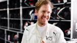 Sebastian Vettel sorride dopo il test della Porsche 963 ad Aragon