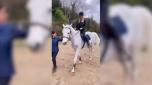 Diletta Leotta, nota conduttrice di Dazn, in sella a Cassius il cavallo del fidanzato Can Yaman. Nel video pubblicato dalla conduttrice su Instagram appare anche l'attore turco.
