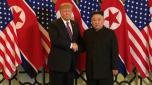 (LaPresse) Si apre con una stretta di mano, immortalata da centinaia di fotografi, il secondo storico summit tra Kim Jong-un e Donald Trump. Il vertice ad Hanoi, in Vietnam, con al centro sempre la denuclearizzazione della Corea del Nord.