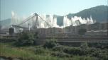 Una ripresa al rallentatore dell'abbattimento dei due piloni del Ponte Morandi a Genova