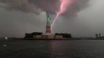 Una tempesta di fulmini si è abbattuta su New York. Ecco lo spettacolare gioco di luci e colori